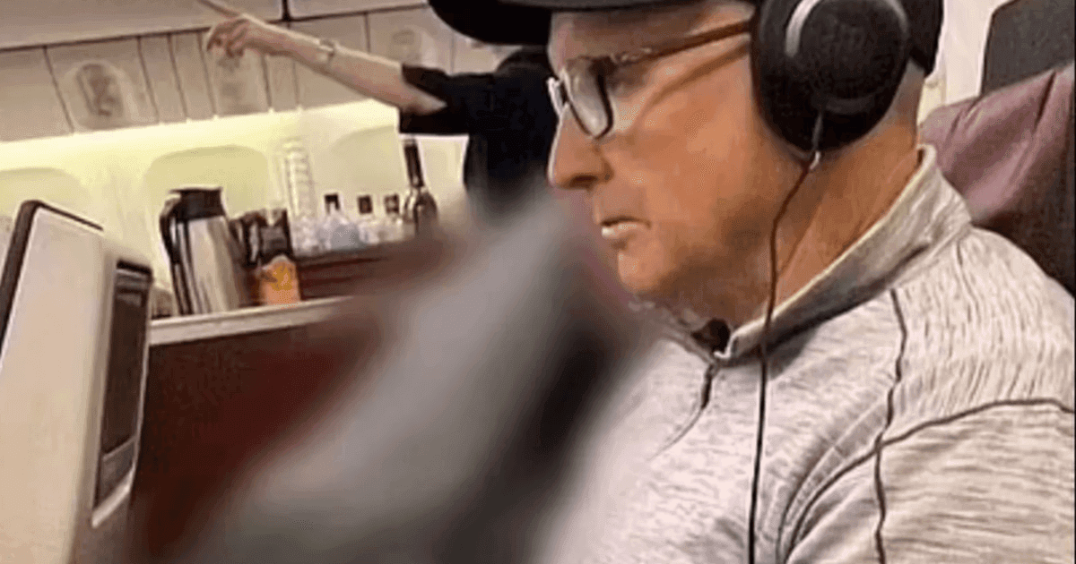 Casal enfrenta situação tensa com cadáver em voo