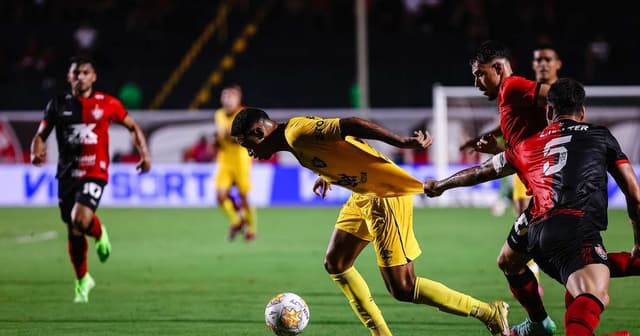 Vitória vence Sport e lidera Copa do Nordeste