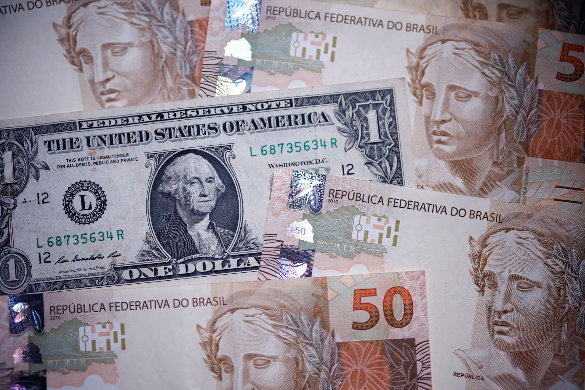 Queda do Dólar em 2025: Entenda os Fatores Chaves