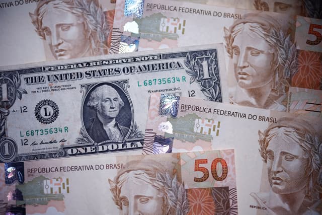 Queda do Dólar em 2025: Entenda os Fatores Chaves