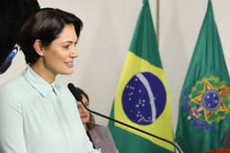 Líder do PT questiona Michelle Bolsonaro sobre recursos públicos