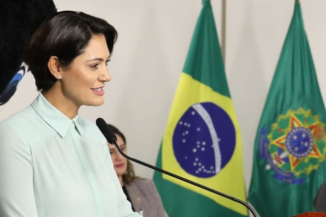 Líder do PT questiona Michelle Bolsonaro sobre recursos públicos