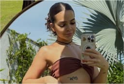 Mel Maia compartilha selfie de biquíni e joia corporal