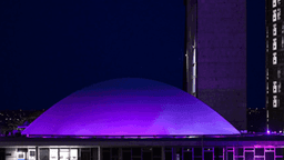 Senado é iluminado de roxo em homenagem às mulheres