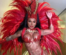 Kamila Simioni brilha no Carnaval com figurino luxuoso