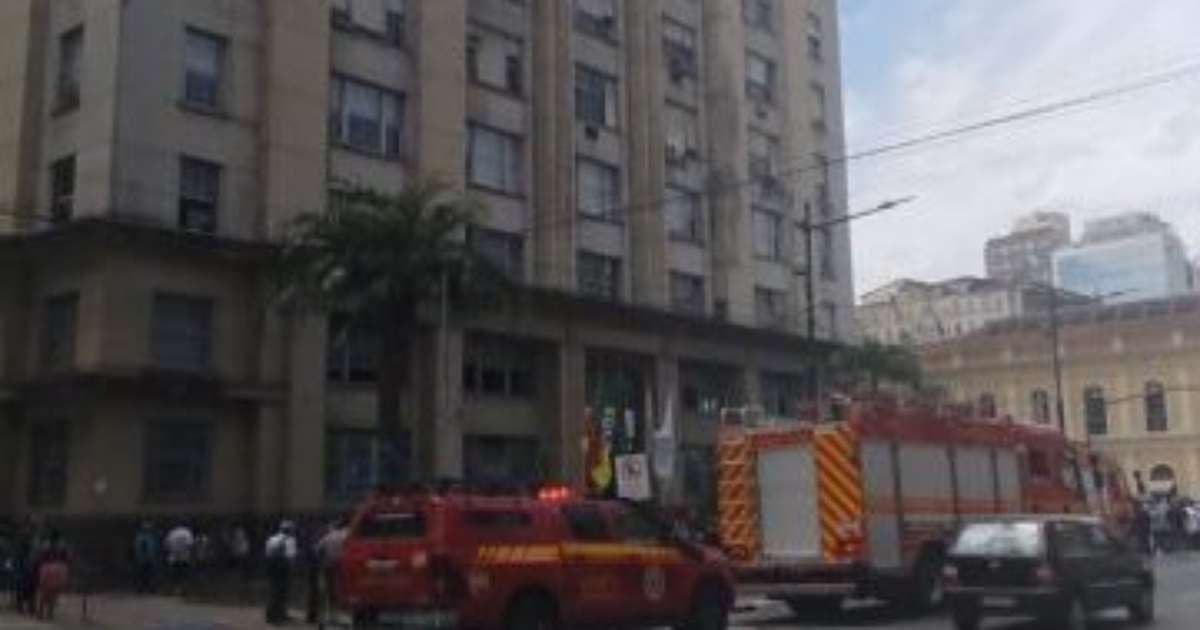 Incêndio no Paço Municipal mobiliza bombeiros em Porto Alegre