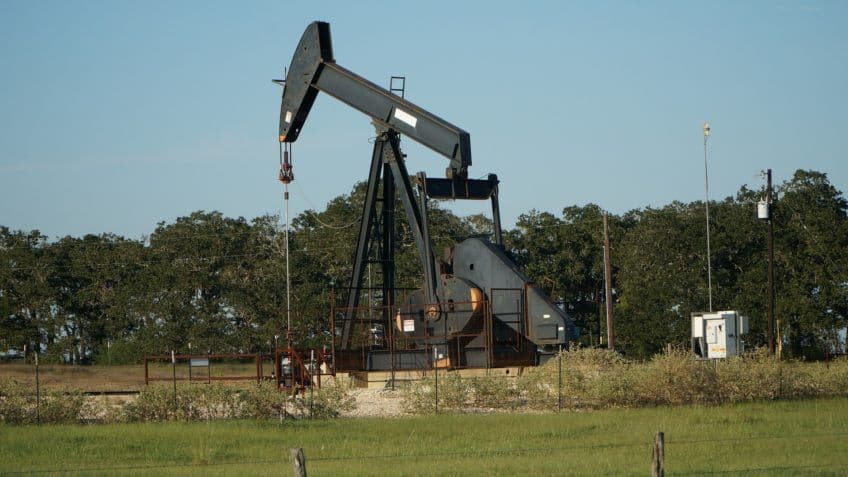 Preço do petróleo atinge mínima após tensões comerciais