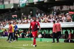 Polícia intima suspeito de injúria racial contra jogador Léo