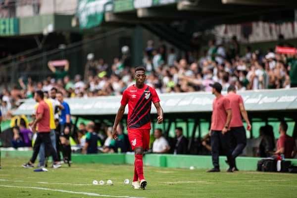 Polícia intima suspeito de injúria racial contra jogador Léo