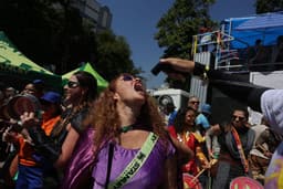 Foliões Adaptam Fantasias para Enfrentar Calor do Carnaval