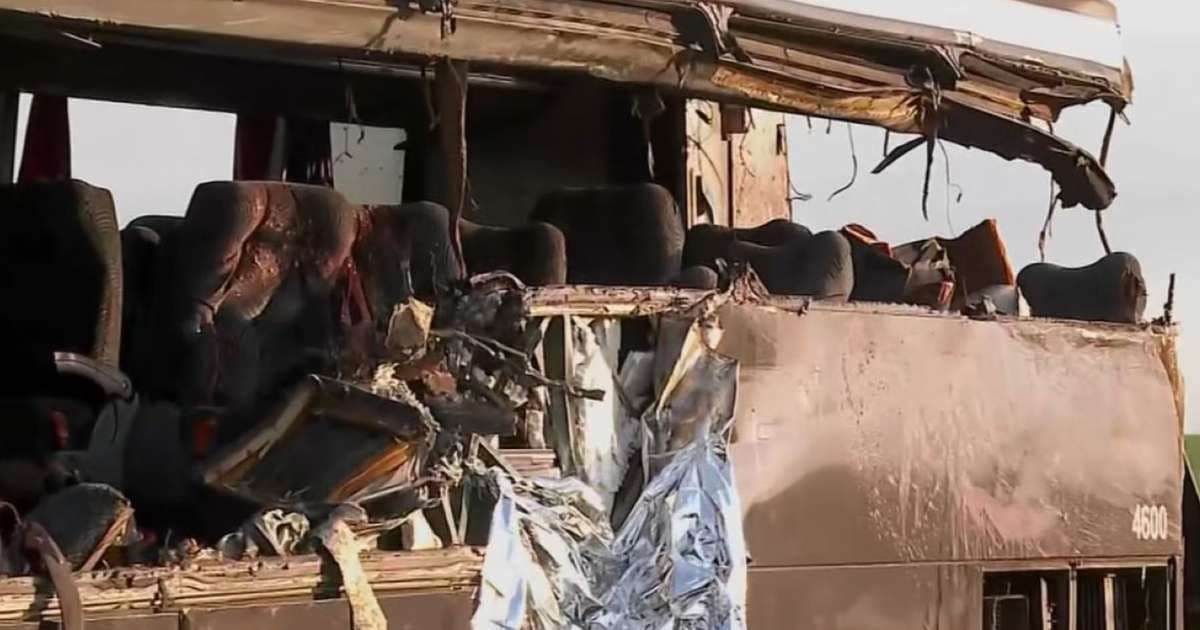 Acidente fatal com ônibus deixa 12 estudantes mortos em SP