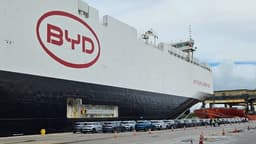Gigante navio BYD chega ao Brasil com 5.524 veículos