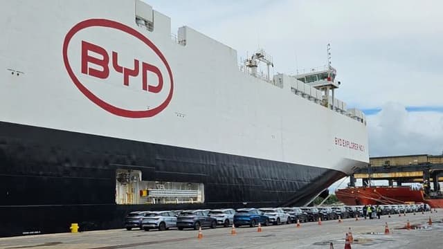 Gigante navio BYD chega ao Brasil com 5.524 veículos