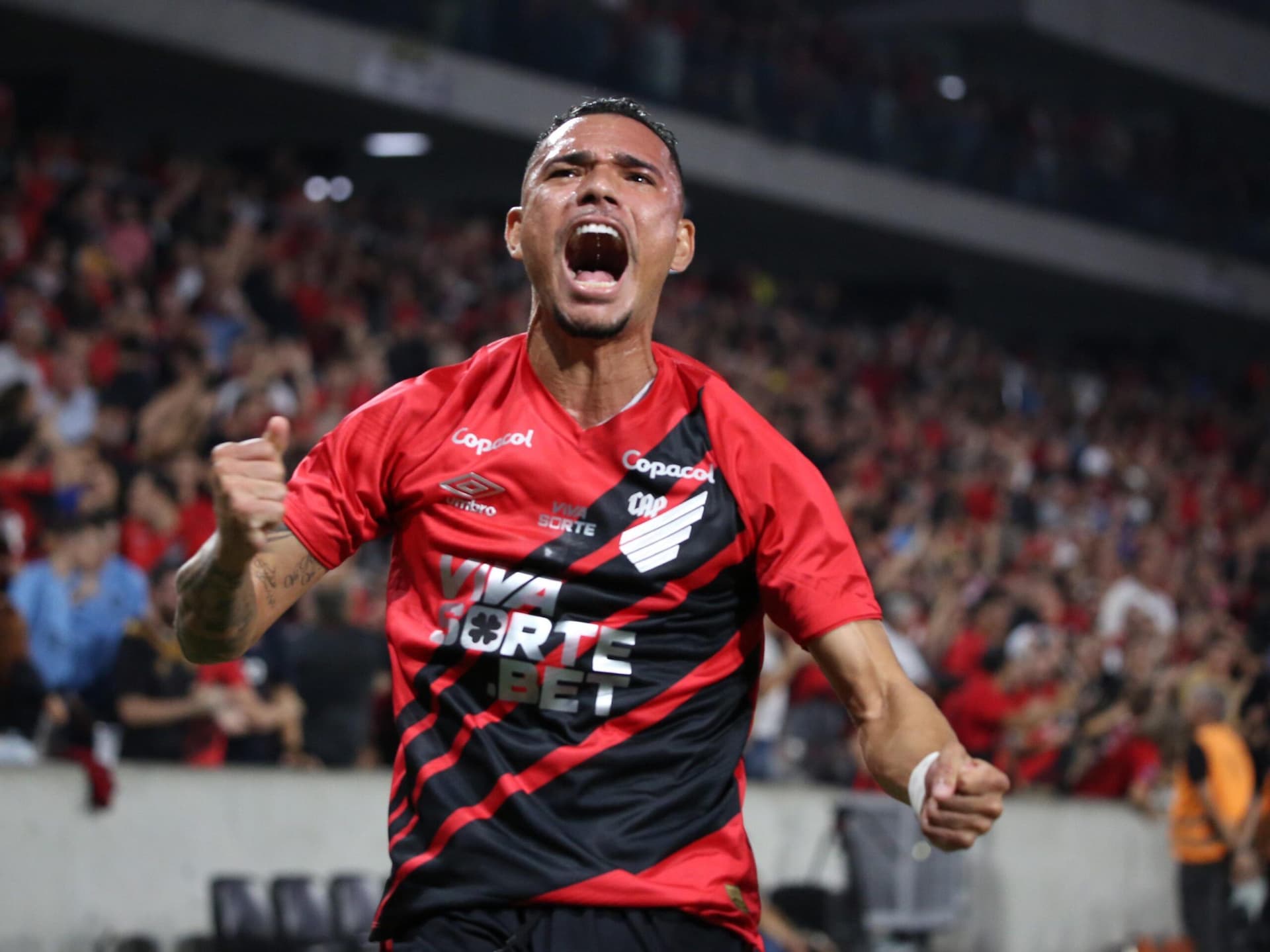 Athletico avança na Copa do Brasil com hat-trick de Luiz Fernando