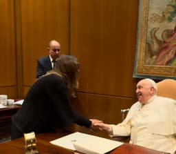 Janja da Silva se reúne com Papa Francisco no Vaticano
