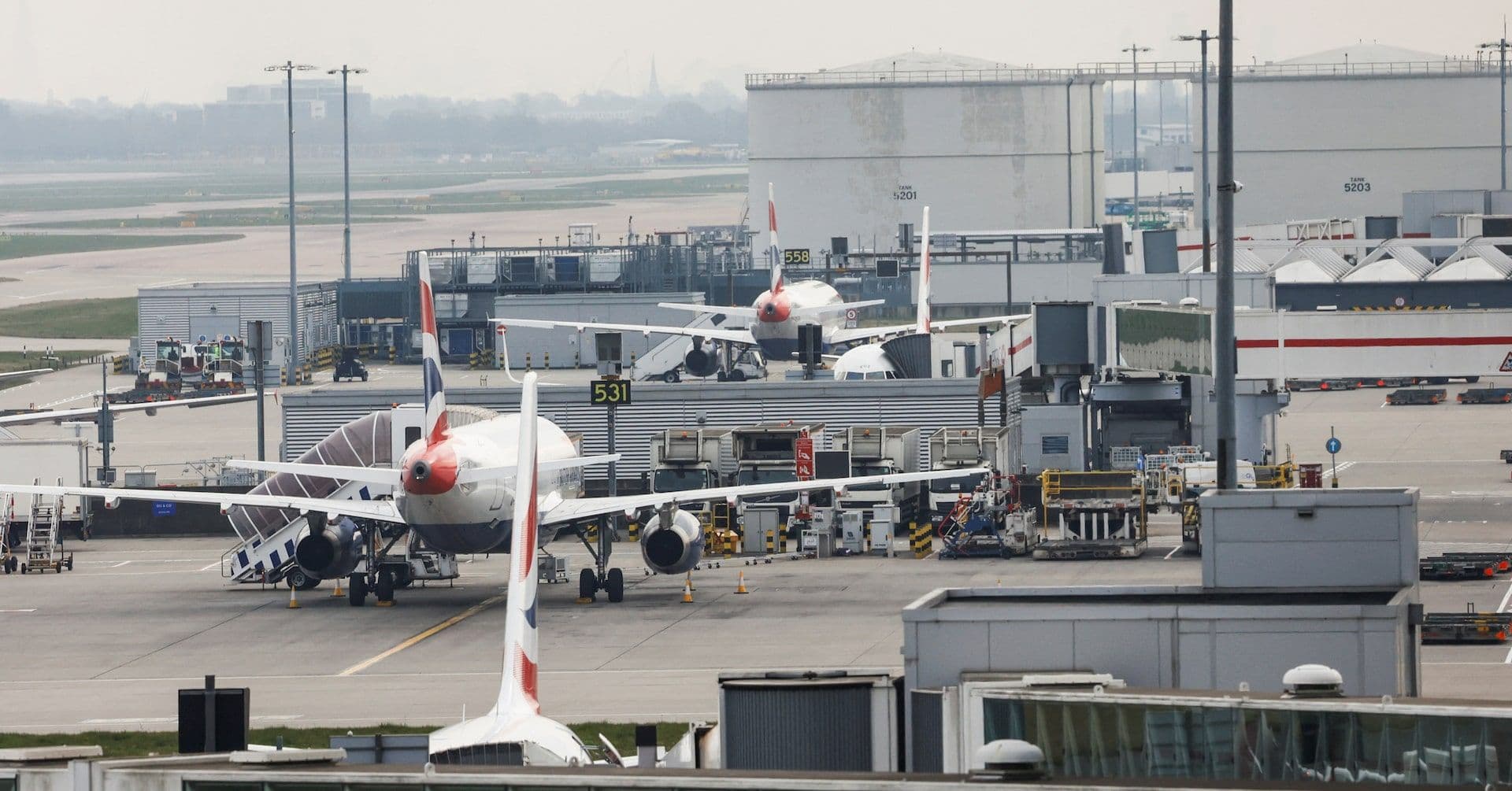 Incêndio em Heathrow Prende Milhares de Viajantes