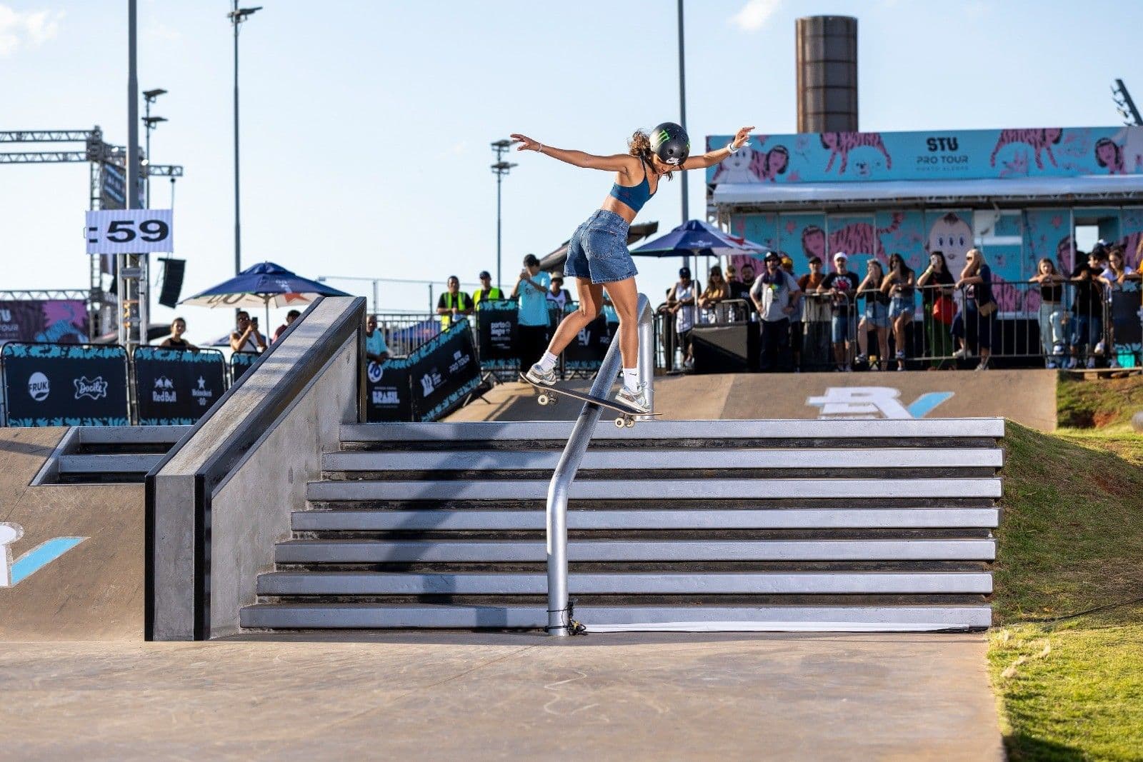 Rayssa Leal Brilha e Conquista Campeonato de Skate