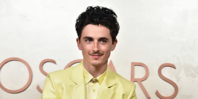 Timothée Chalamet é alvo de piadas por traje amarelo no Oscar