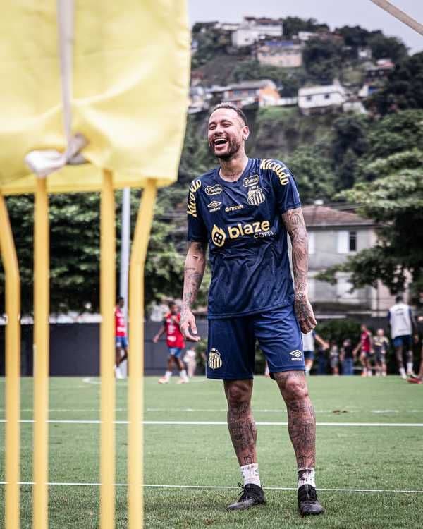 Neymar reestreia pelo Santos com festa e emoções