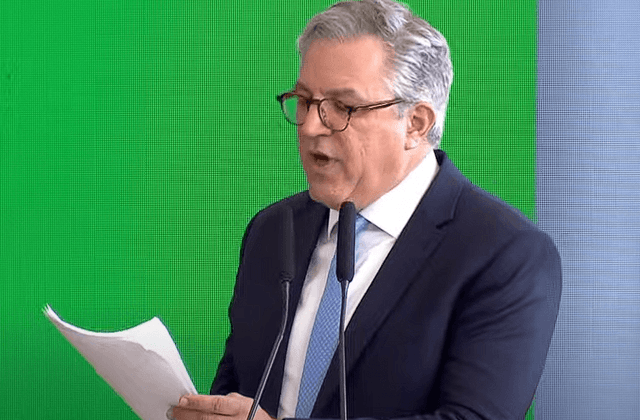 Padilha destaca defesa da democracia em discurso de posse