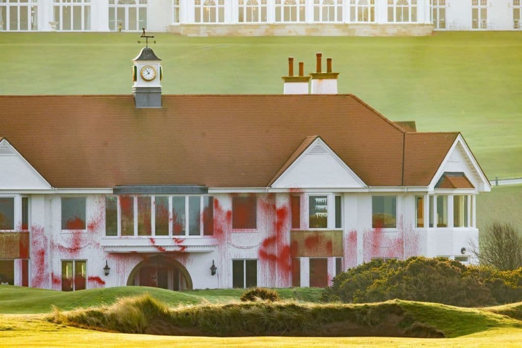 Ativistas vandalizam campo de golfe de Trump na Escócia