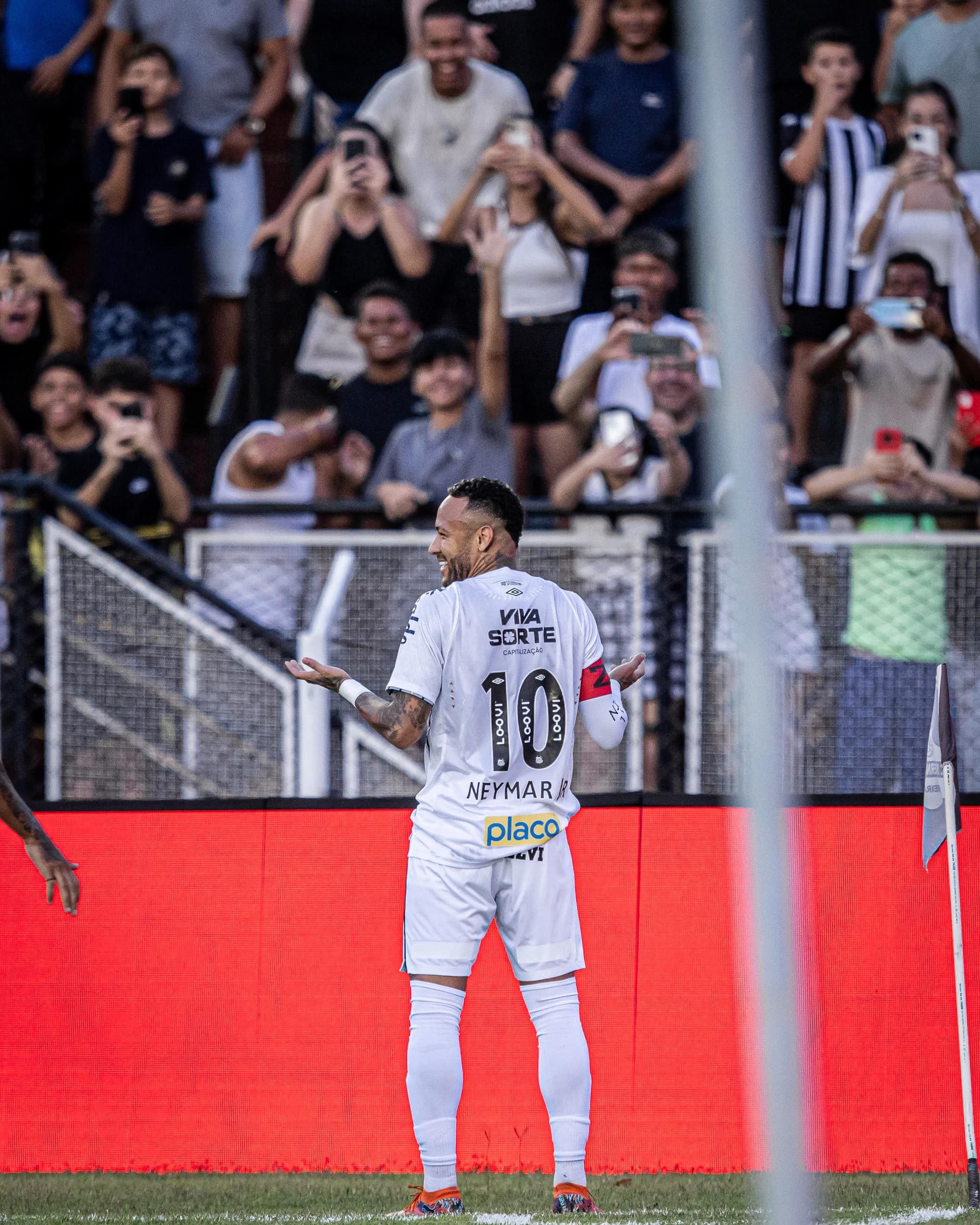 Neymar provoca torcida após gol e anima torcida do Santos