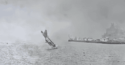 Avião da Marinha dos EUA cai em San Diego