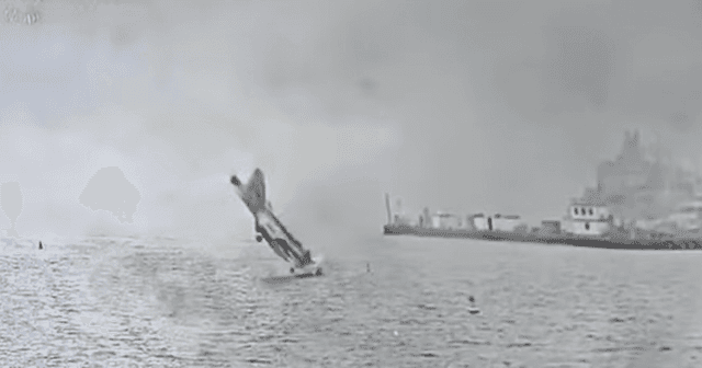 Avião da Marinha dos EUA cai em San Diego