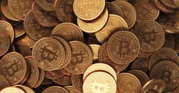 Trump anuncia reserva de criptomoedas e preço do bitcoin dispara