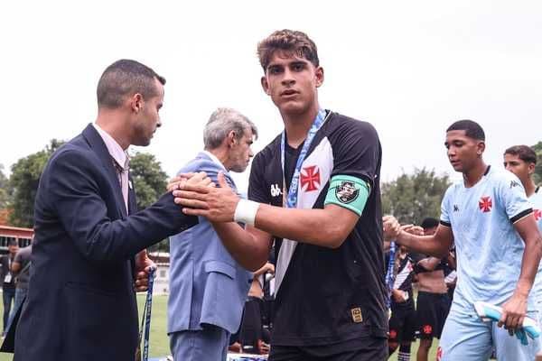 Diego Minete do Vasco completa 16 anos e atrai atenção da Itália