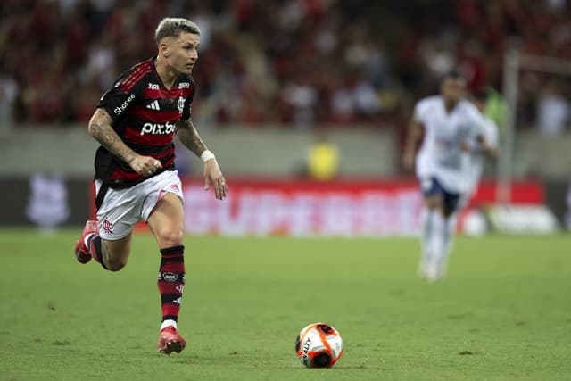 Flamengo prioriza renovação do contrato de Varela