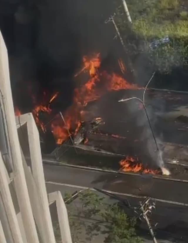 Avião cai em São Paulo e testemunha relata o acidente