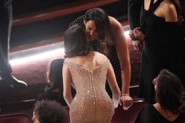 Clima tenso entre Selena Gomes e Karla Gascón no Oscar 2025