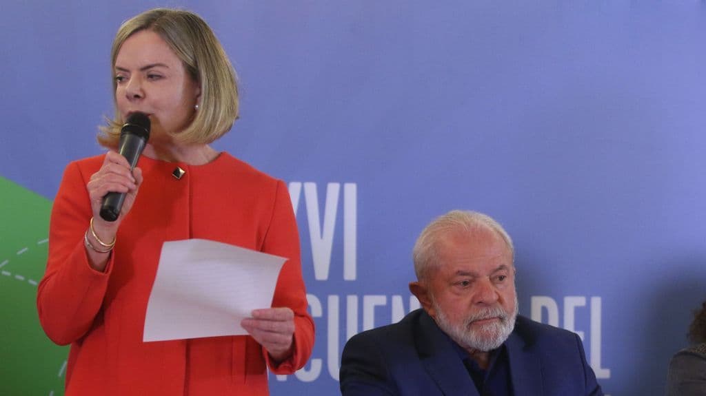 Lula Aposta na Esquerda com Gleisi Hoffmann