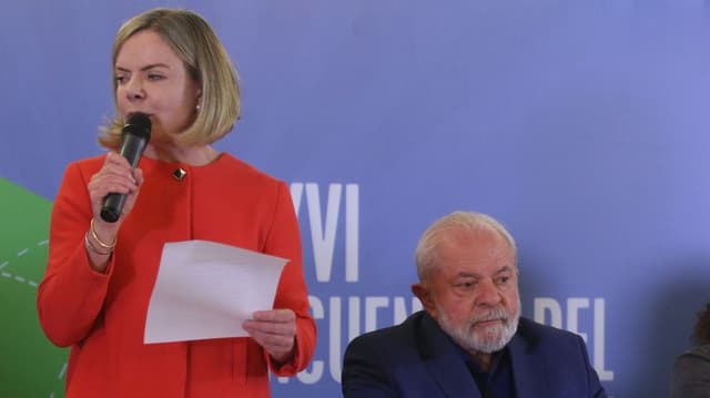 Lula Aposta na Esquerda com Gleisi Hoffmann