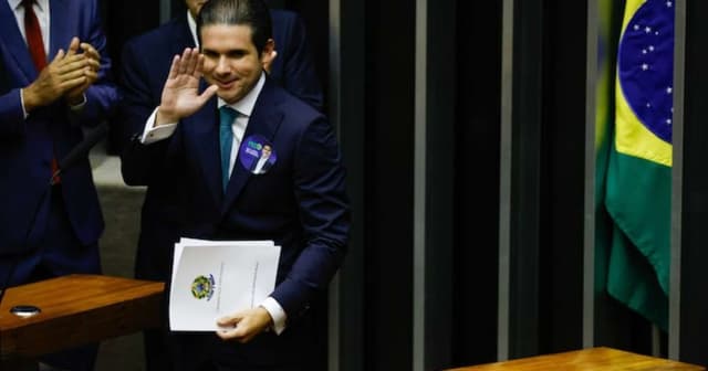 Hugo Motta assume presidência da Câmara com foco na democracia