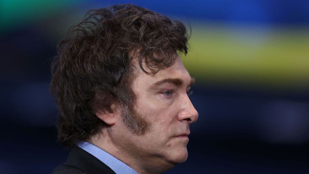 Criptomoeda de Milei colapsa e gera crise no governo