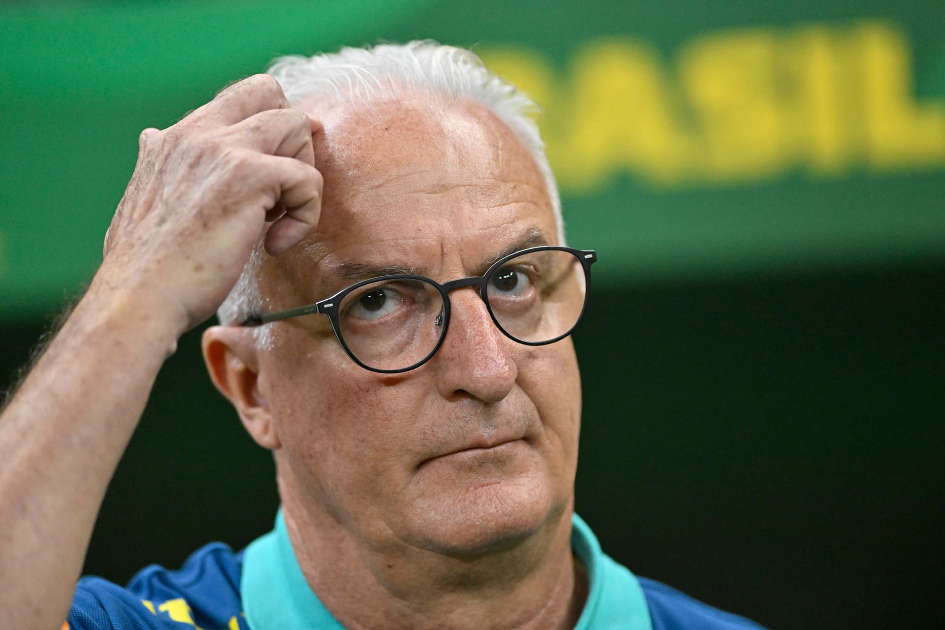 Seleção Brasileira Enfrenta Desafios com Suspensões e Lesões