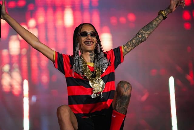 Polícia investiga PM por selfie com rapper Oruam