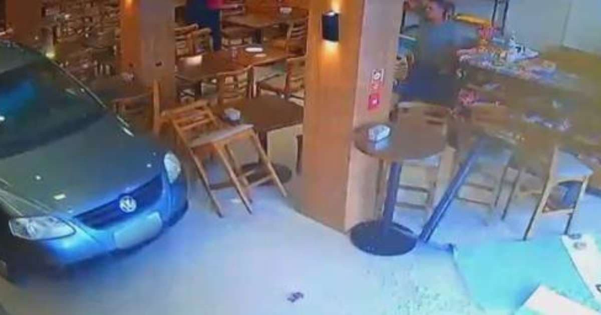 Idoso perde controle e invade restaurante em Santa Maria