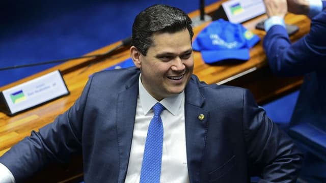 Coquetel de Alcolumbre celebra despedida de Pacheco e Renan