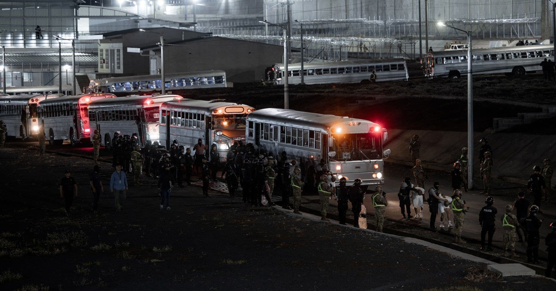 Trump Desafiam Ordem Judicial em Deportações da Venezuela