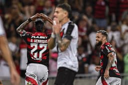Flamengo vence Vasco e lidera Campeonato Carioca