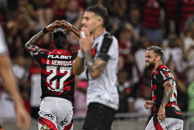 Flamengo vence Vasco e lidera Campeonato Carioca