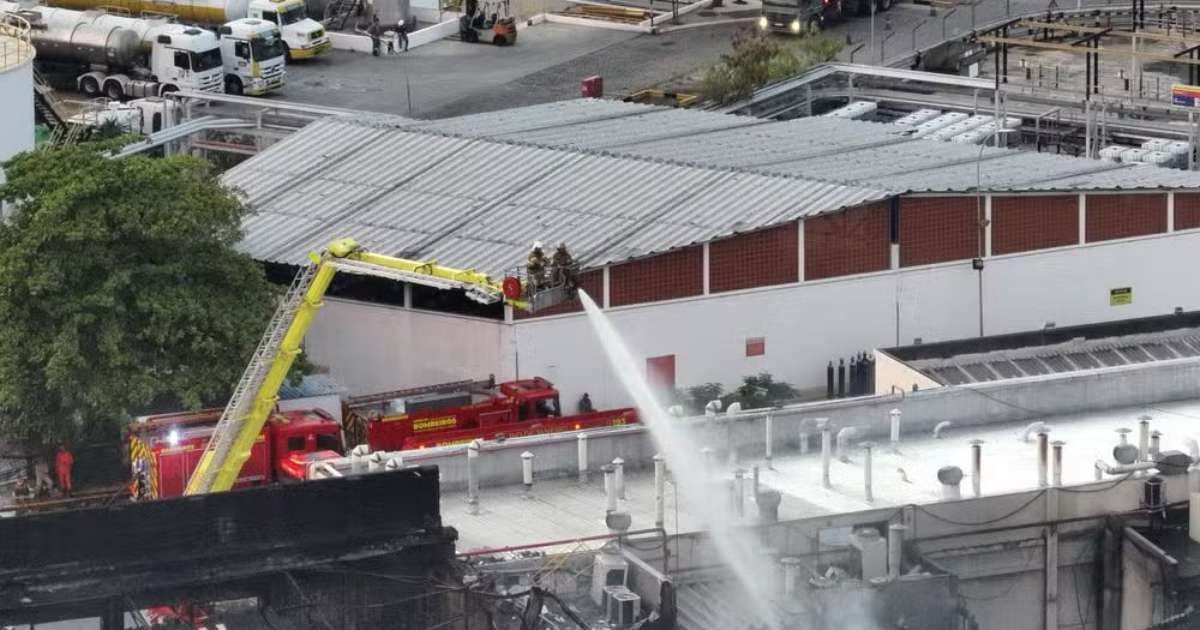 Bombeiros fazem rescaldo em incêndio na Ilha do Governador