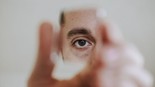 A História do Espelho e Seus Materiais de Fabricação