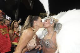 Adriane Galisteu e Viviane Araujo fazem carinho no Carnaval 2025