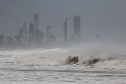 Ciclone Alfred avança para o continente australiano