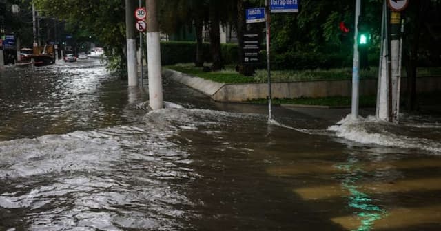 Mais de 100 mil ficam sem energia após chuvas em SP
