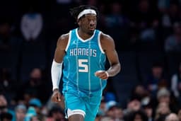 Lakers contratam Mark Williams do Charlotte Hornets